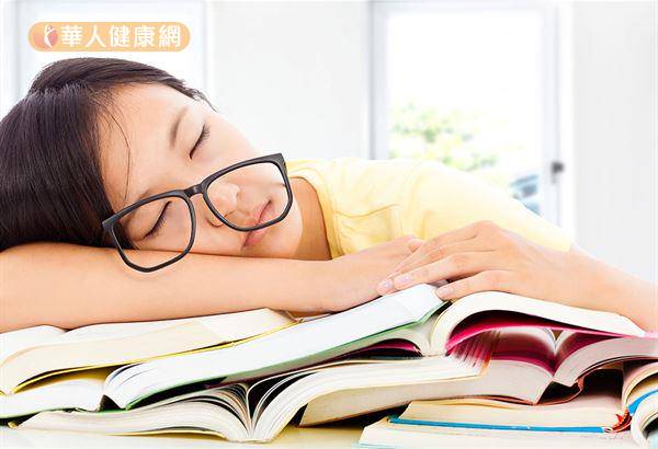 楊聰財醫師建議，忙碌的上班族如果要紓壓、排除焦慮，平時沒有時間運動，不妨每天做「111運動」，即每天一場做1次、1次10分鐘、讓心跳110下的「A動作」。