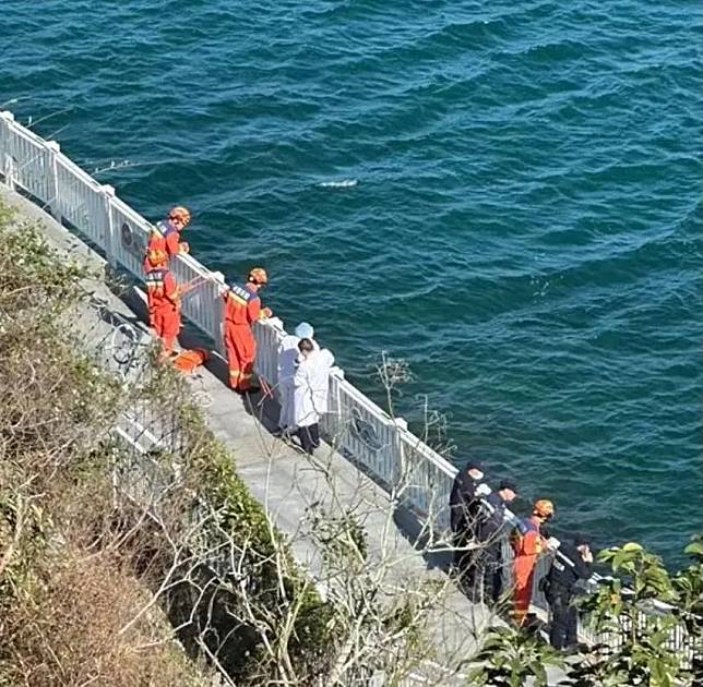 深圳大梅沙海濱棧道傳女遊客拍照失足墜海。（圖／翻攝大風新聞）