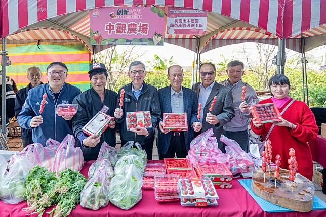 桃園市副市長王明鉅今日上午前往中壢區，出席「114年度桃園市中壢區慶祝農民節表彰大會」。圖：市府提供