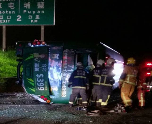 國道1號彰化戰備道今晚驚傳重大車禍，1輛阿羅哈遊覽車衝出邊坡直墜平面道路，10多人受困，消防員搶救。(記者湯世名翻攝)