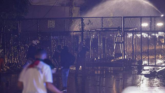 加薩醫院遭炸毀導致500人死亡後，黎巴嫩人衝向駐貝魯特美國使館外抗議，有人爬上圍欄鐵絲網。警方則朝失控示威者發射催淚彈及水柱驅趕。路透社