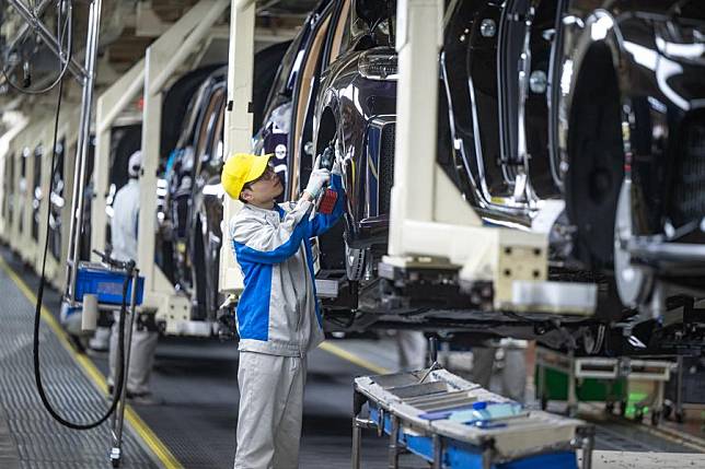 Workers work at an assembly line of Voyah, a Chinese luxury electric auto brand, in Wuhan, central China's Hubei Province, April 1, 2024. (Xinhua/Xiao Yijiu)