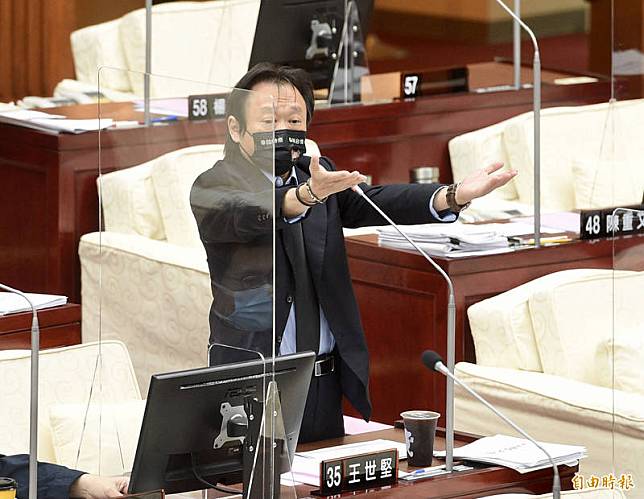 台北市議員王世堅今(24)日出席競選總部成立大會，遭提問「理智戰勝情感了嗎？」，坦言目前還在糾結。(資料照)
