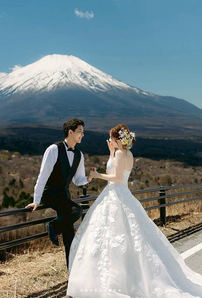陳天仁（右）與河村一樹在富士山美景前拍攝婚紗照。翻攝IG @yishu_kazuki
