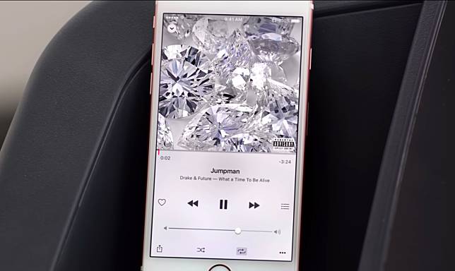 蘋果遭用戶檢舉旗下音樂串流媒體Apple Music使得iPhone不正常耗電。   圖：擷取自Apple Youtube
