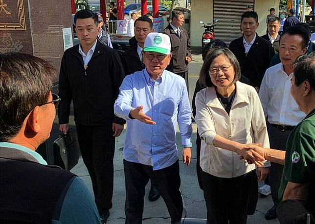 2023年5月，時任總統蔡英文（右2）到嘉義縣力挺民進黨立委參選人陳冠廷，陳冠廷父親、時任立委陳明文（右3）以英系核心要角全程陪同。 （攝影／黃國芳／中央社）
