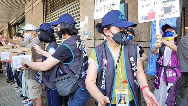 市議員鄭文婷分析基隆絕沛連署達標原因，全國各地罷團功不可沒。（記者張上耕攝）