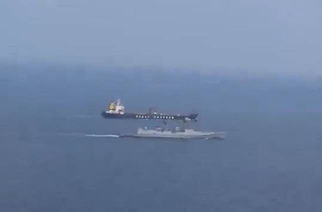 印度海軍5日表示，針對阿拉伯海一艘懸掛賴比瑞亞國旗、並發出遇劫持求救信號的船隻，印度海軍已派遣驅逐艦前往協助。(圖擷自X平台)