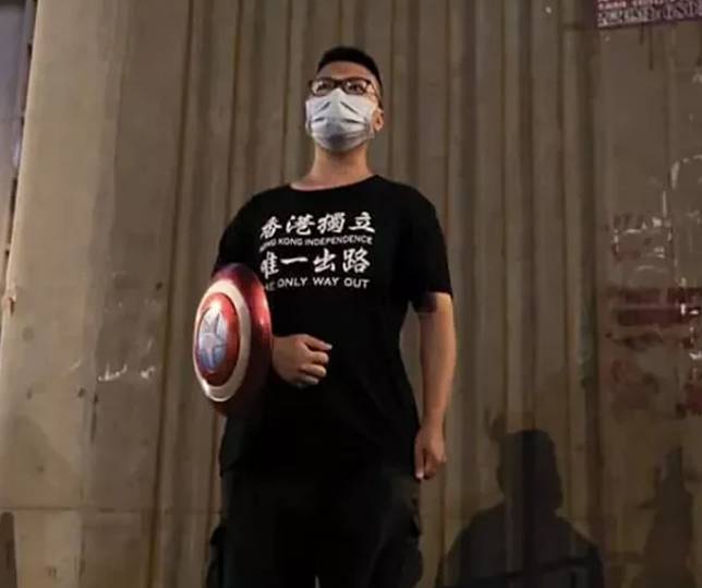 多次帶著漫威角色「美國隊長」盾牌呼籲香港獨立的馬俊文，也被媒體稱為「第二代美隊」。 圖：翻攝自 @raam_beart X 帳號