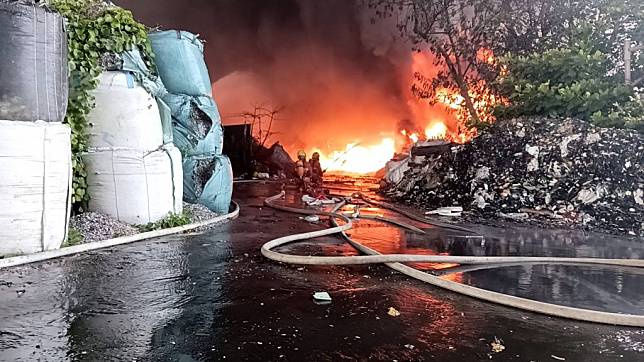 屏東非法回收場大火燒逾12小時，消防局撲滅火勢，環保局將開罰。（記者毛莉攝）