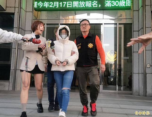 陳姓女社工昨雙手上銬，移送台北地檢署偵訊。(資料照)