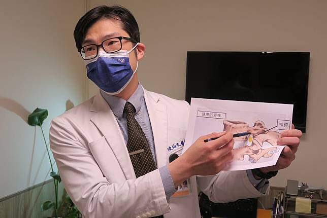 彰化醫院骨科醫師陳柏辰說明新式脊椎微創手術的方法及過程。(記者吳東興攝)