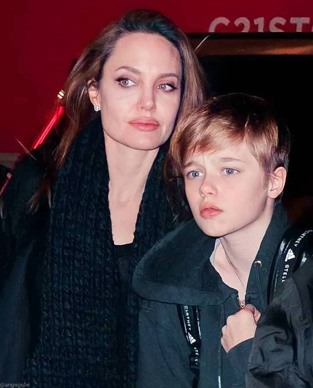 希蘿努韋爾裘莉彼特小時候打扮較為中性，長相帥氣，帶有布萊德彼特的神韻！圖片來源：<a href=