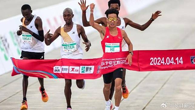 北京半程馬拉松傳出放水疑雲，中國選手何杰疑因三名非洲選手放水而奪冠。取自微博