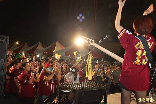 拆樑團體舉行「山海音樂節-雨港之都．自由之聲」，活動以軟性熱鬧的音樂會形式進行。(記者翁聿煌攝)
