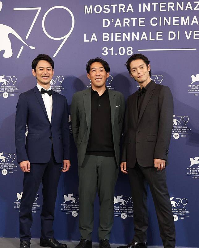 石川慶導演（中）帶著新片《那個男人》與主角妻夫木聰（左）和窪田正孝一起出席威尼斯影展。（翻攝自《那個男人》Instagram）