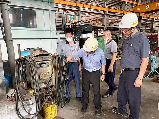 勞工局推產業類勞雇安心計畫，由專業職安衛人員、結合翻譯進廠輔導，為現場主管提供安全衛生教育訓練，強化事業單位對移工的安全管理。（勞工局提供）