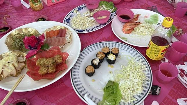 有網友抱怨到旗津海產店點5000元合菜，卻連上4道冷菜。翻攝自臉書爆怨公社