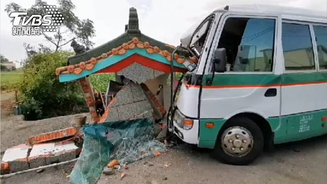 嘉義客運中型巴士不慎撞上西營將軍廟，廟車均毀損。﹙記者張誼攝﹚