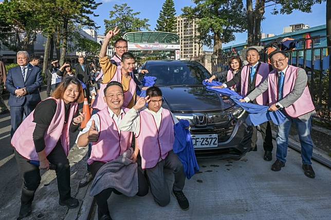 桃園特教學校獲贈「自動洗車機」，副市長蘇俊賓特別出席揭牌儀式，與學生合影。（圖／桃園市政府提供）