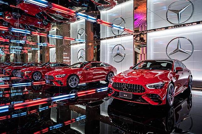 4.9 秒可完成零百加速的 Mercedes-AMG GT 43 4Matic+，在信義區寶麗廣場首演。
