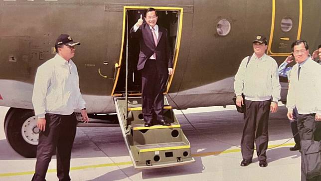陳水扁在2008年搭專機到太平島視察。翻攝自陳水扁臉書