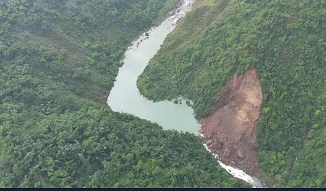 南投竹山加走寮溪崩塌形成蓄水量約10萬噸堰塞湖。(水保署南投分署提供)
