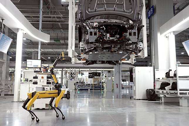 【邊緣 AI 安全全解析】在 IoT、製造設備、自駕車部署 AI，四大風險 + 三層防線一次掌握