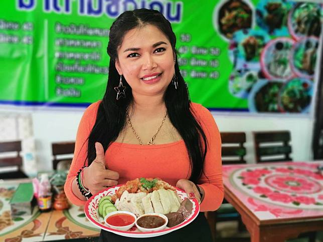 สาวดีกรี ป.โท เปิดร้านขาย“ข้าวมันไก่ถาด”เจ้าแรกของบุรีรัมย์ เอาใจคนกินจุยอดขายวันละกว่า 100 ถาด