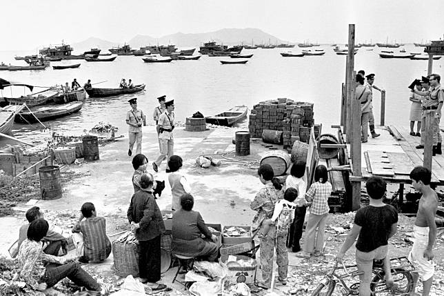 Policemen keep watch on mainland junk boats after 200 illegal immigrants were caught in Lau Fau Shan in 1979. Photo: Sunny Lee