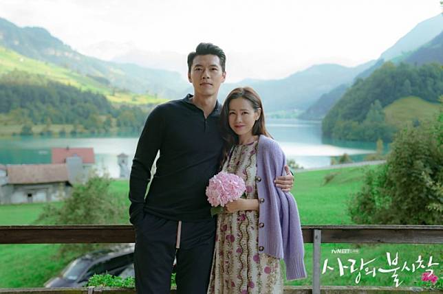 玄彬(左)和孫藝真(右)在《愛的迫降》中成功跨越南、北韓藩籬在一起。(翻攝自tvN)