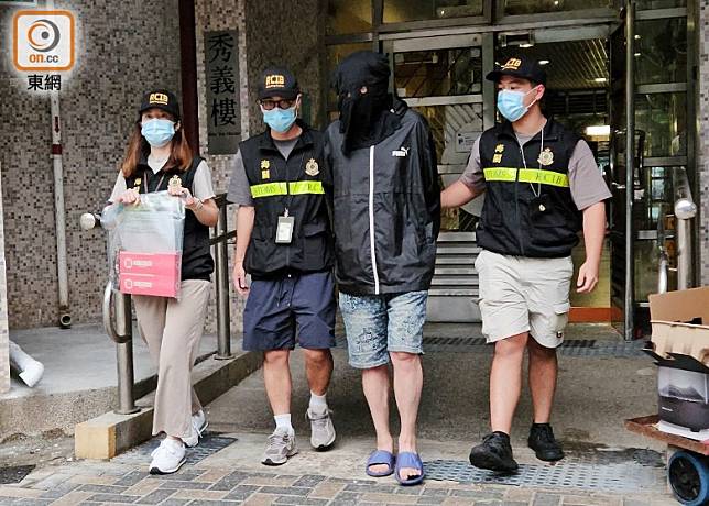 海關把被捕私煙買家押走。(文健雄攝)