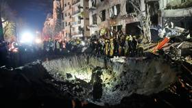 2026年3月1日，伊朗飛彈攻擊以色列特拉維夫後，以國民防司令部人員在斷垣殘壁間搜救。