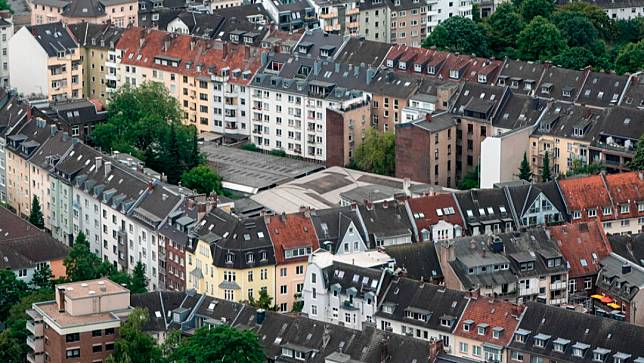 歐洲最大房地產市場的德國面臨住房危機，數十萬戶公寓從市場上消失，且房租上漲。圖為2023年6月杜塞道夫市區鳥瞰照。美聯社