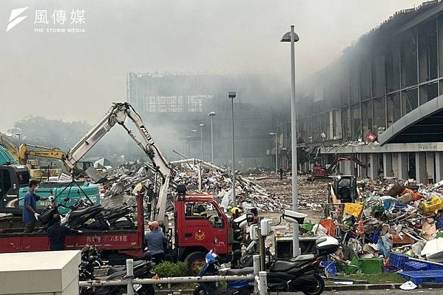 屏東科技廠明揚國際22日晚間發生嚴重火警，造成逾百人受傷、4名消防員殉職，隨後被起底是「血汗工廠」，因為讓員工超時加班，連續3年遭主管機關裁罰。（資料照，李東陞攝）