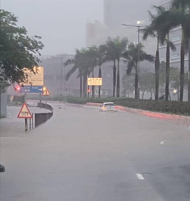 紅雨｜將軍澳一帶出現嚴重水浸　全港多區成澤國(FB@香港突發事故報料區/Bosco Chu)