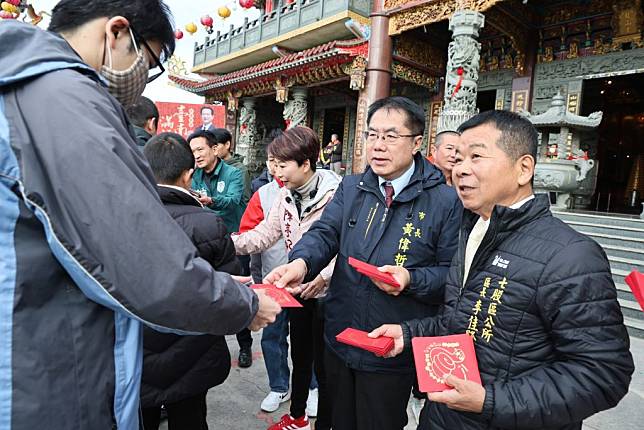 市長黃偉哲廿八日上午會同立委、南市議員走訪七股龍山宮、北門南鯤鯓代天府，現場發放蛇年紅包。(南市府提供)