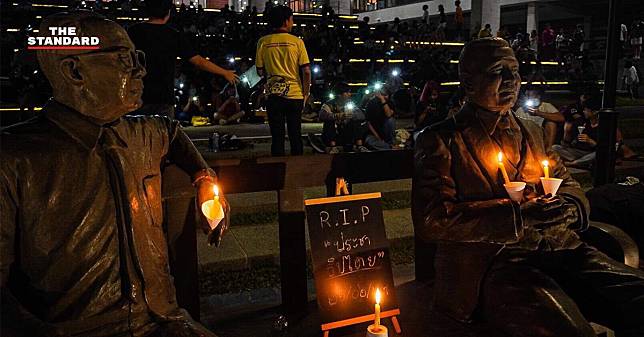 นศ.ธรรมศาสตร์รวมตัวจุดเทียนไว้อาลัยประชาธิปไตยไทย