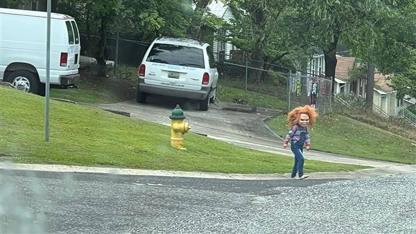 美國一位女子華登在路上看到鬼娃恰吉。翻攝FB@Kendra Walden