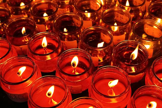 ▲燈是元神的象徵，佛經中以「燈」象徵內心光明、智慧如光，以往的平安燈是使用蠟燭或油燈的方式。（圖／shutterstock）