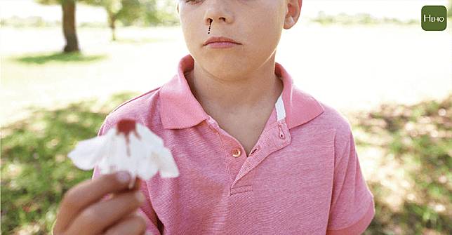 小朋友容易因為鼻腔黏膜浮腫、血管豐富，導致一打噴嚏或揉挖鼻子就造成鼻中膈附近出血。