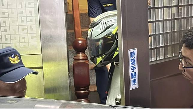 警方將50歲曾男帶回偵訊。記者黃羿馨／攝影