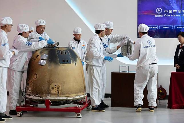 Researchers prepare to weigh Chang'e-6 lunar samples during a returner opening ceremony at the China Academy of Space Technology under the China Aerospace Science and Technology Corporation in Beijing, capital of China, June 26, 2024. (Xinhua/Jin Liwang)