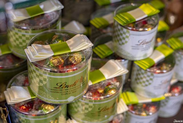 
<p>除了眼花撩亂的巧克力糖，當然也有五花八門的巧克力點心和禮盒，當做伴手禮分給親友們也是很好的選擇。</p><p>
</p><p>
<b>瑞士蓮（Lindt Chocolat Boutique）</b></p><p>
營業時間：10:00-22:00</p><p>
店鋪位置：4F</p><p>
<a href=