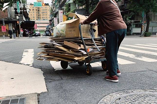 阿伯撿回收10幾年，驚人背景曝光嚇壞眾人。（示意圖／謝孟穎攝影）