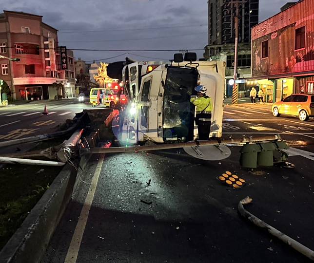 天冷喝酒禦寒，大貨車撞分隔島翻覆西濱南寮段大塞車。（圖：消防局提供）