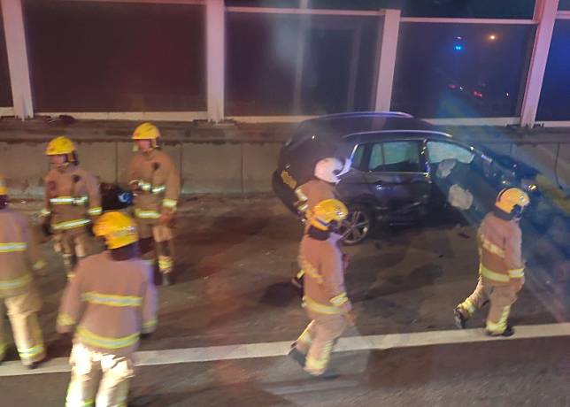 肇事私家車車頭損毀。