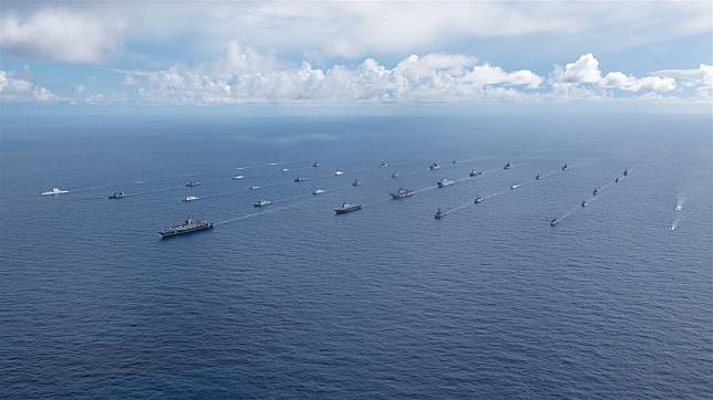  本屆「環太平洋軍演」將有29國共40艘艦艇參與，規模創新高。圖為美航艦「林肯號」上屆演訓期間，率各國艦艇編隊航行。 （取自DVIDS網站）