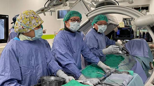 醫療團隊在複合式手術室替病人執行介入治療。（圖／院方提供）