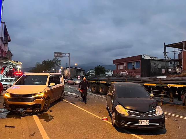 21日傍晚，宜蘭縣冬山鄉珍珠一路、永美路的交叉路口，發生嚴重交通事故，一台拖板車與10台自小客車發生追撞。（圖／翻攝畫面）